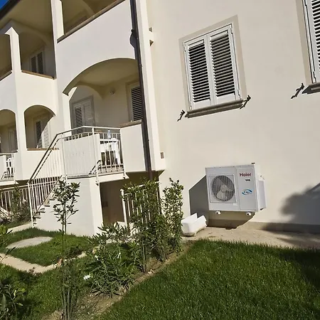 Aparthotel Tina 3*