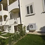 Ξενοδοχείο με διαμερίσματα Tina 4*