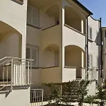 Ξενοδοχείο με διαμερίσματα Tina 4*
