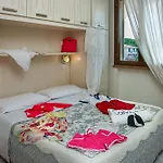 Ξενοδοχείο με διαμερίσματα Tina Vada