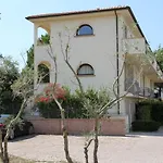 Ξενοδοχείο με διαμερίσματα Tina 4*