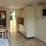 Ξενοδοχείο με διαμερίσματα Tina 4*